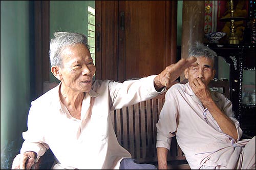 고자이 학살 생존자, 호지에우 할아버지(오른쪽)와 쩐남 할아버지(왼쪽). 